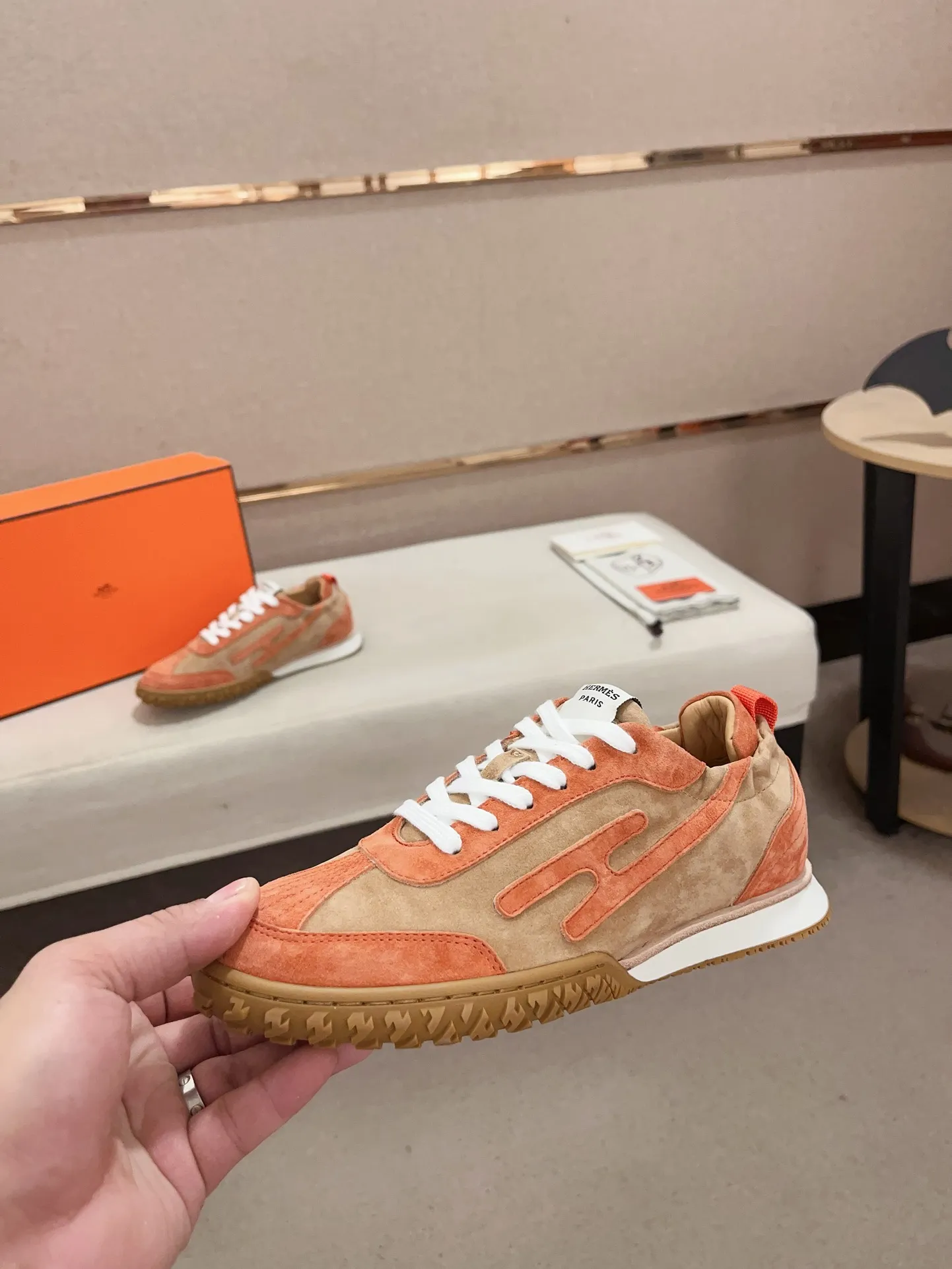 Men's men's shoes 💰: 720💰 Hermes top version # Couple style 💏 24ss casual sneakers Suede goatskin sneakers decorated with contrasting patterns and iconic "H" details, beautifully packaged at the delivery counter 🛍📦 Fabric: suede + cowhide Lining: mixed sheep lining Outsole: original TPU Bottom thickness: 2CM Size: 35-44